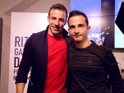 Ma l'obiettivo principale, centrato solo qualche mese fa, era uno che ha ormai appeso le scarpe al chiodo. �Si tratta dello scatto fatto con Alessandro Del Piero - sottolinea il 26enne -, grande uomo dentro e fuori dal campo�